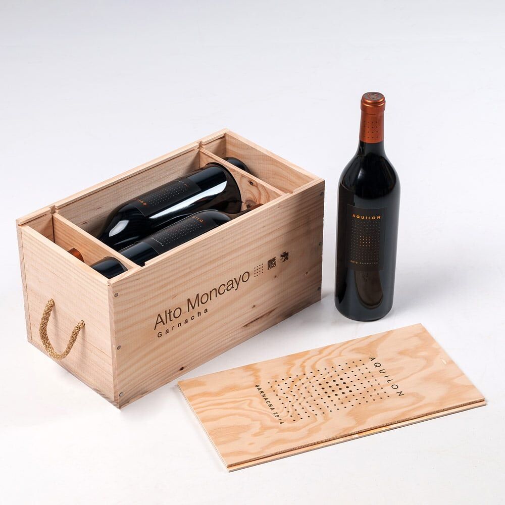 Wooden box with 4 bottles of Aquilon